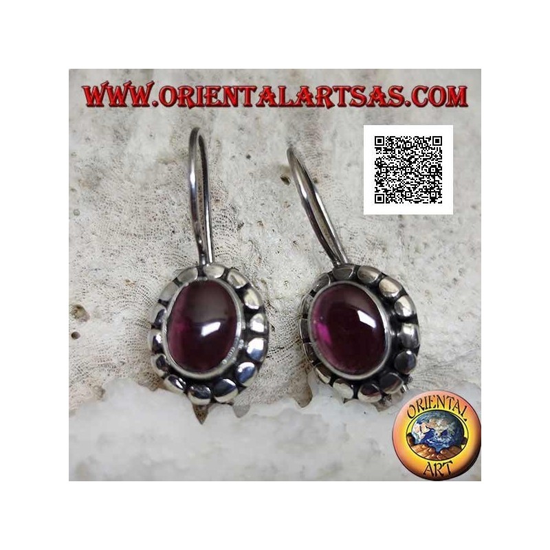 Boucles d'oreilles en argent avec cabochon ovale grenat naturel entouré de disques avec clous argentés
