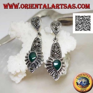 Orecchini in argento con piastrina tempestata di marcassite pendente e una goccia rovesciata di agata verde