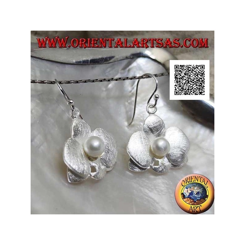 Boucles d'oreilles en argent en forme de 2 trèfles en satin superposés avec une perle blanche centrale