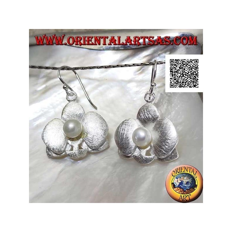 Orecchini in argento a forma di 2 trifogli sovrapposti satinati con perla bianca centrale