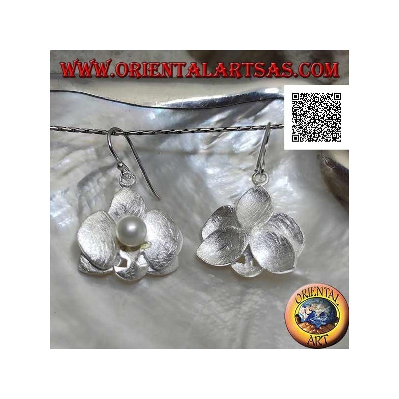 Boucles d'oreilles en argent en forme de 2 trèfles en satin superposés avec une perle blanche centrale