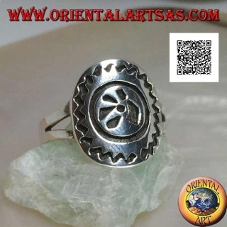 Anello in argento con incisa orma animale stilizzata e contorno a zig-zag su piastra ovale 