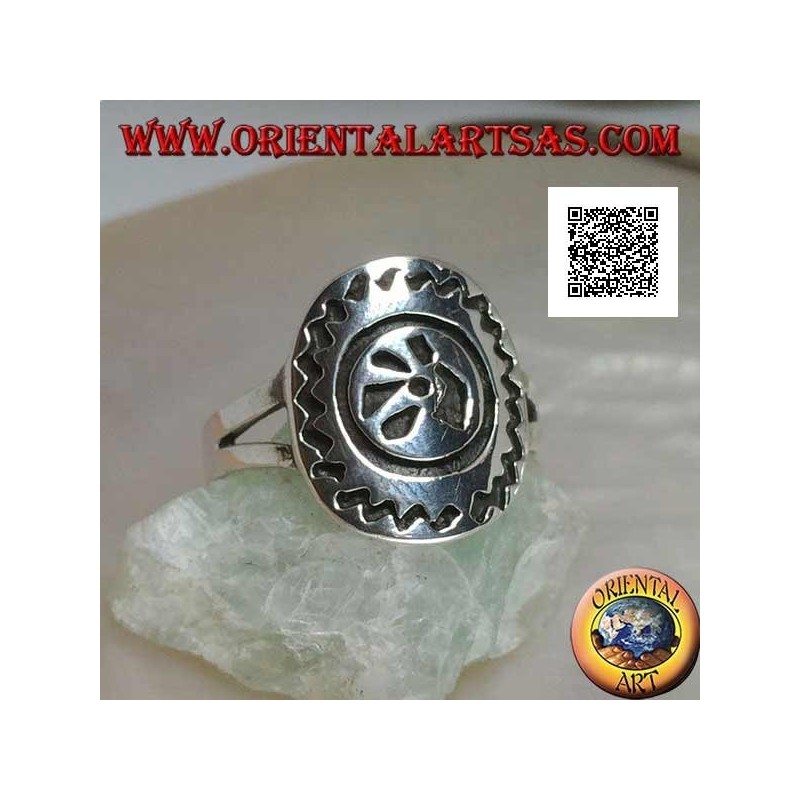 Anillo de plata con huella de animal estilizada grabada y contorno en zig-zag sobre placa ovalada