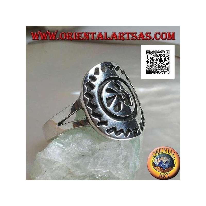 Bague en argent avec empreinte animale stylisée gravée et contour en zigzag sur une plaque ovale