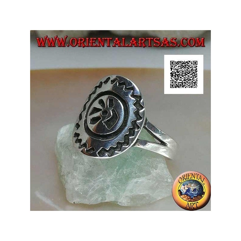 Bague en argent avec empreinte animale stylisée gravée et contour en zigzag sur une plaque ovale