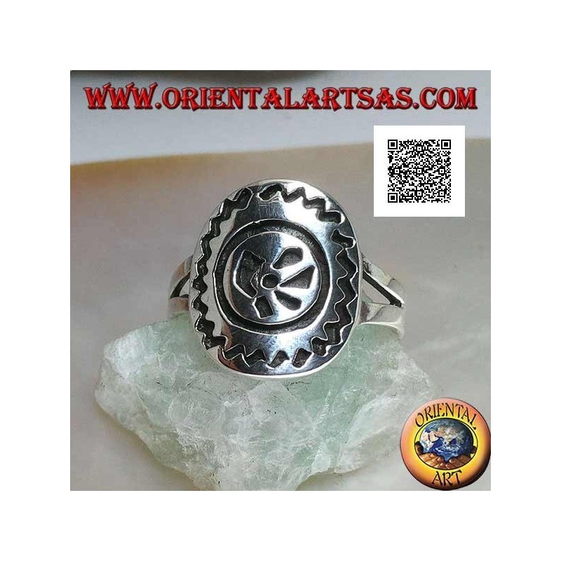 Bague en argent avec empreinte animale stylisée gravée et contour en zigzag sur une plaque ovale