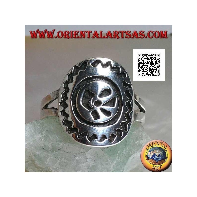Bague en argent avec empreinte animale stylisée gravée et contour en zigzag sur une plaque ovale