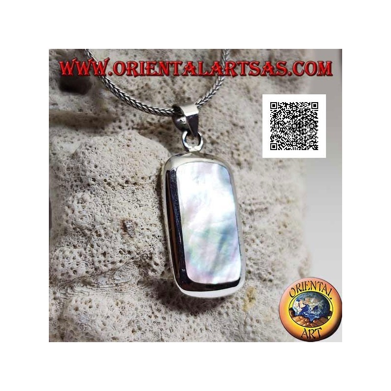 Pendentif en argent avec nacre rectangulaire ronde sertie au ras du bord sur une monture lisse