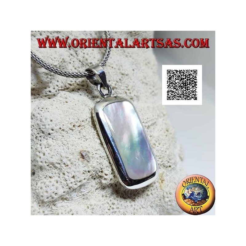 Pendentif en argent avec nacre rectangulaire ronde sertie au ras du bord sur une monture lisse