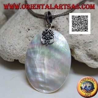 Flat and oval medal pendant in mother-of-pearl attached to a silver hook with openwork decoration