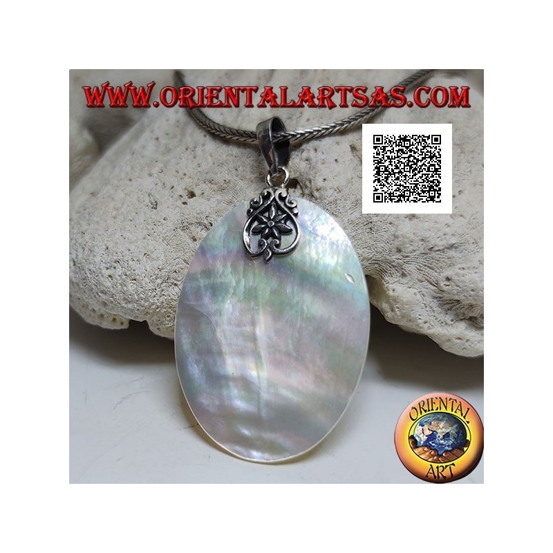 Pendentif médaille plate et ovale en nacre attachée à un crochet en argent à décor ajouré