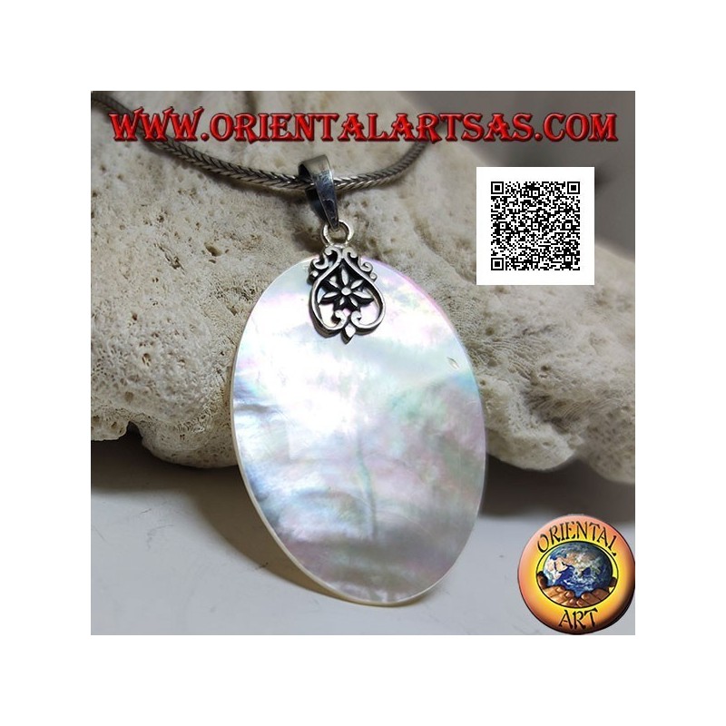 Flat and oval medal pendant in mother-of-pearl attached to a silver hook with openwork decoration