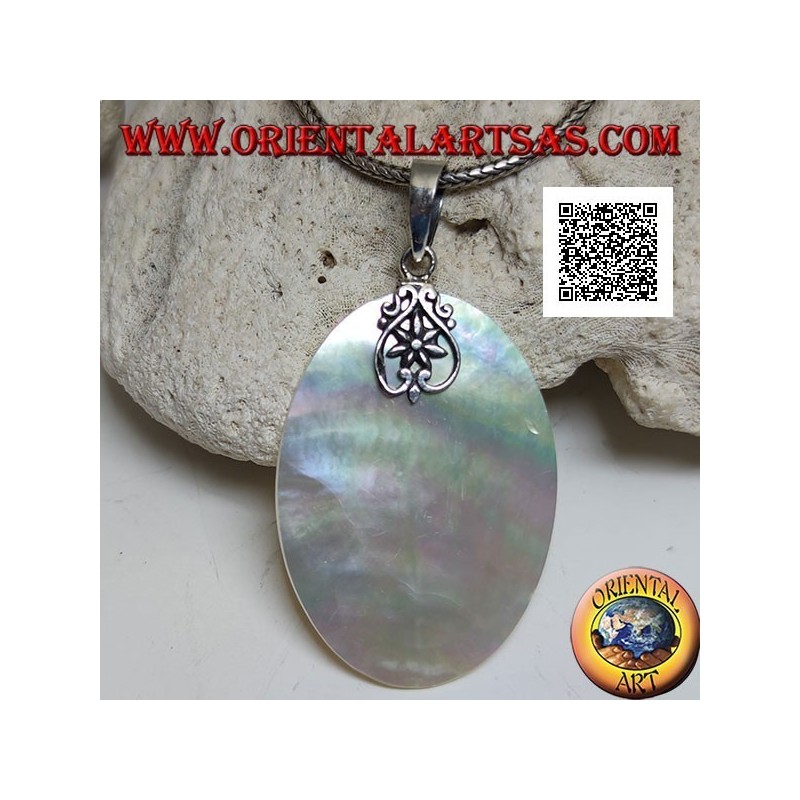 Pendentif médaille plate et ovale en nacre attachée à un crochet en argent à décor ajouré