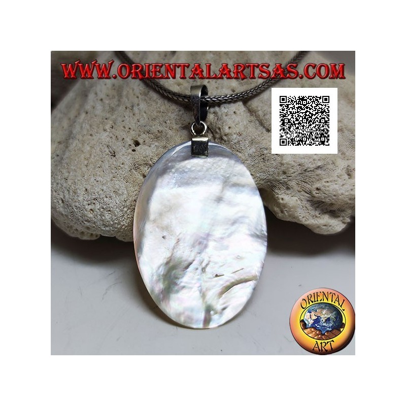 Flat and oval medal pendant in mother-of-pearl attached to a silver hook with openwork decoration