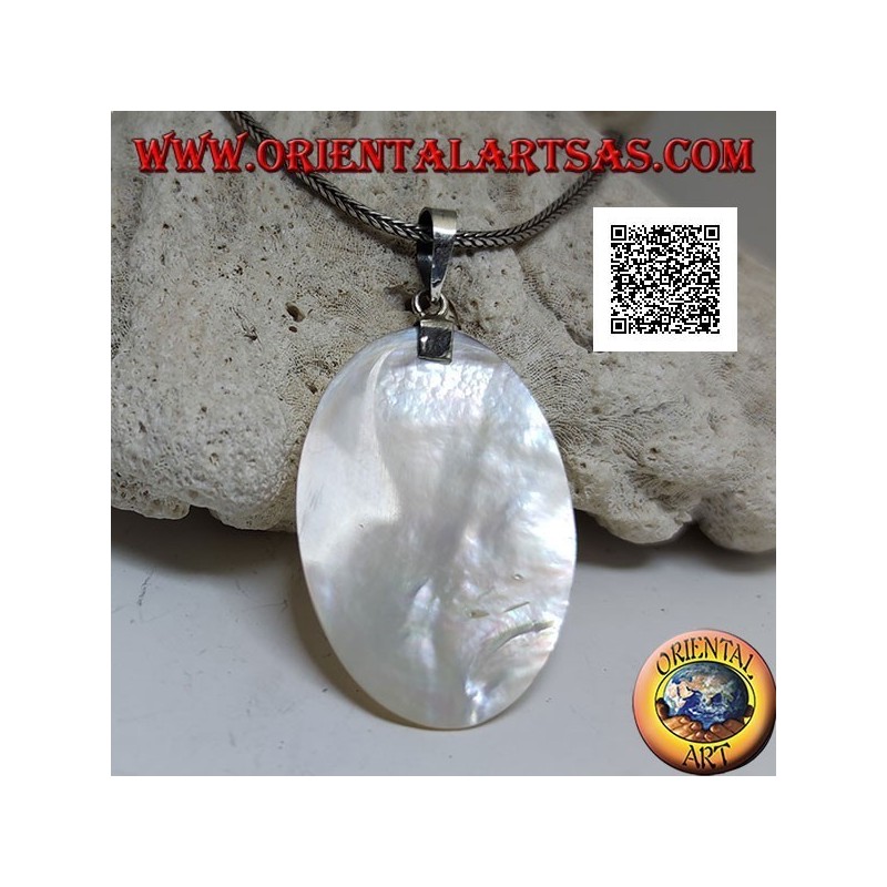 Pendentif médaille plate et ovale en nacre attachée à un crochet en argent à décor ajouré
