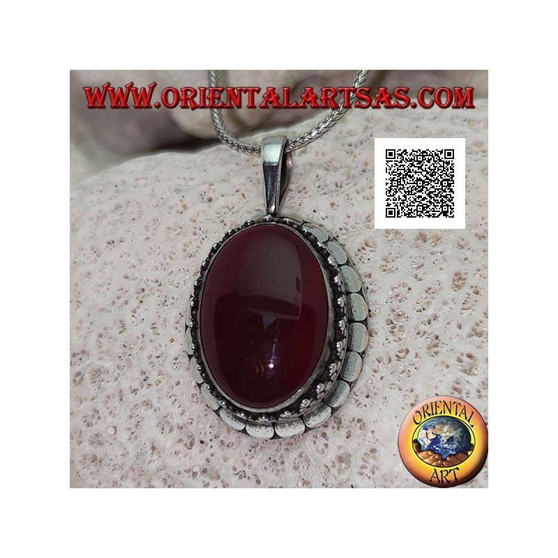 Pendentif en argent avec grand cabochon ovale cornaline entouré de trio de boules et clous