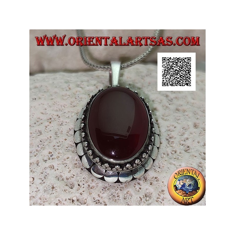 Ciondolo in argento con corniola ovale grande a cabochon contornata da tris di palline e borchie