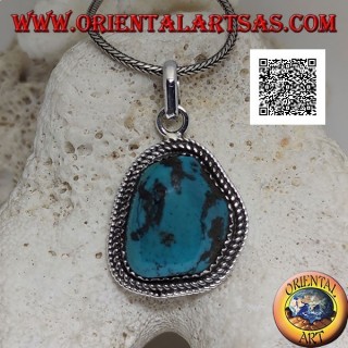 Pendentif en argent avec une ancienne turquoise tibétaine de forme irrégulière entourée de tissage
