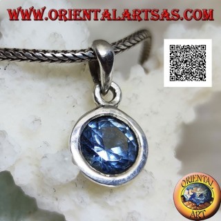 Ciondolo in argento con topazio azzurro tondo a taglio diamante incastonato a filo su montatura liscia