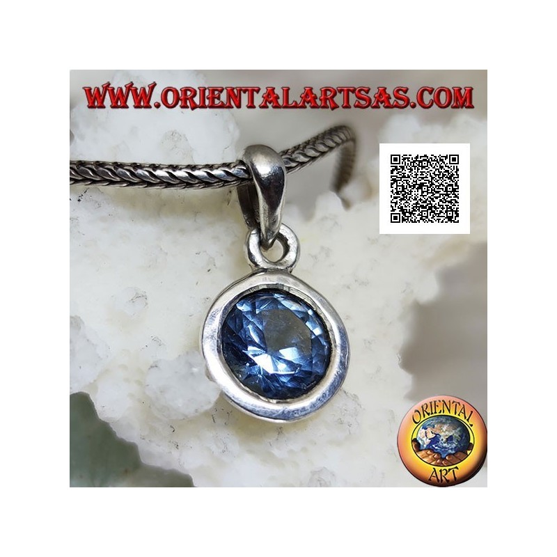 Pendentif en argent avec topaze bleue ronde diamantée sertie à ras sur un sertissage lisse