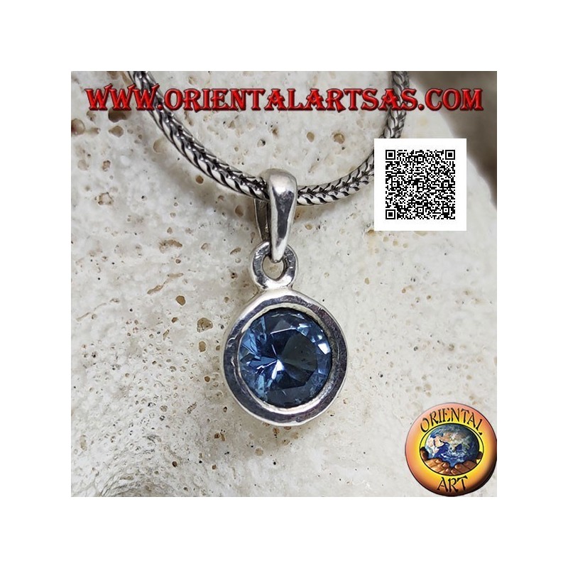 Pendentif en argent avec topaze bleue ronde diamantée sertie à ras sur un sertissage lisse