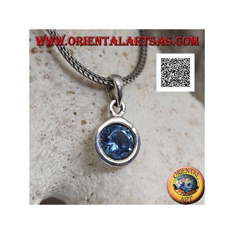 Ciondolo in argento con topazio azzurro tondo a taglio diamante incastonato a filo su montatura liscia