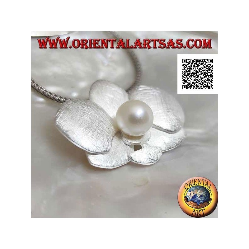 Colgante de plata en forma de 2 tréboles de raso superpuestos con una perla blanca central