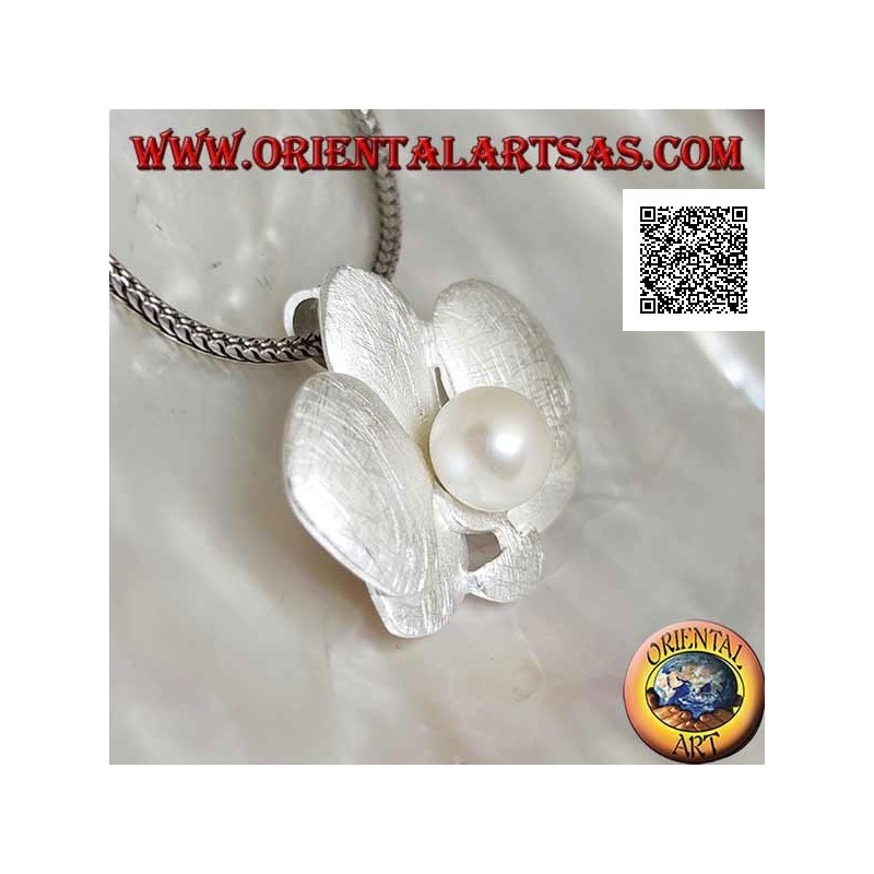 Pendentif en argent en forme de 2 trèfles en satin superposés avec une perle blanche centrale