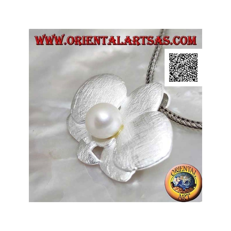 Pendentif en argent en forme de 2 trèfles en satin superposés avec une perle blanche centrale