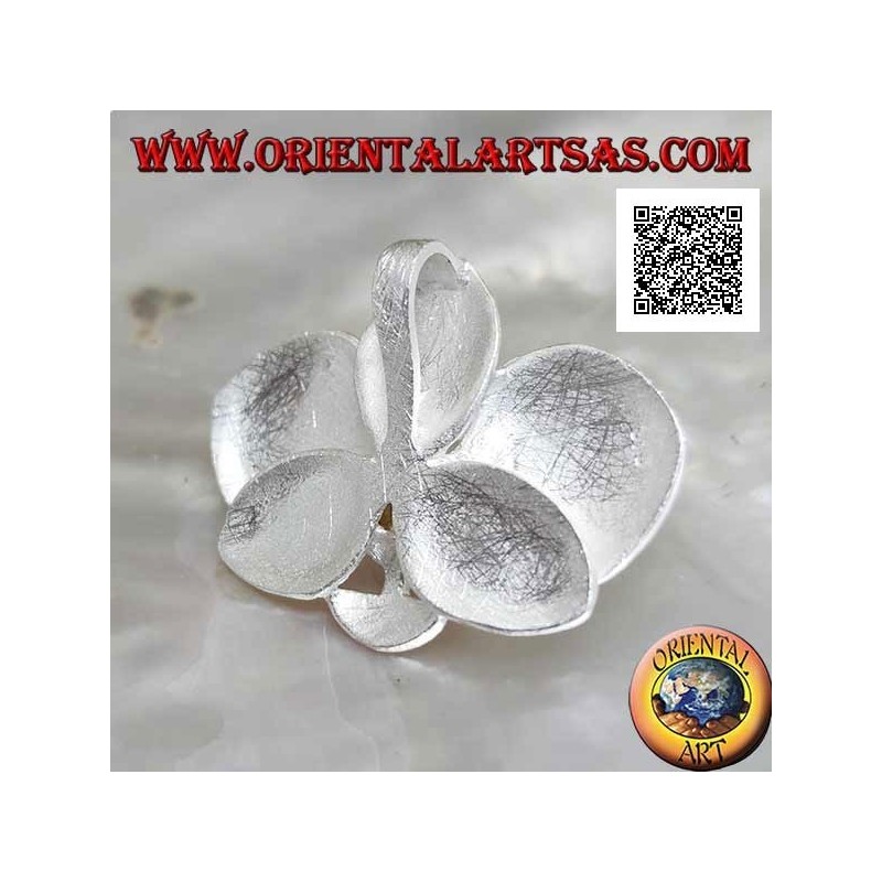 Colgante de plata en forma de 2 tréboles de raso superpuestos con una perla blanca central