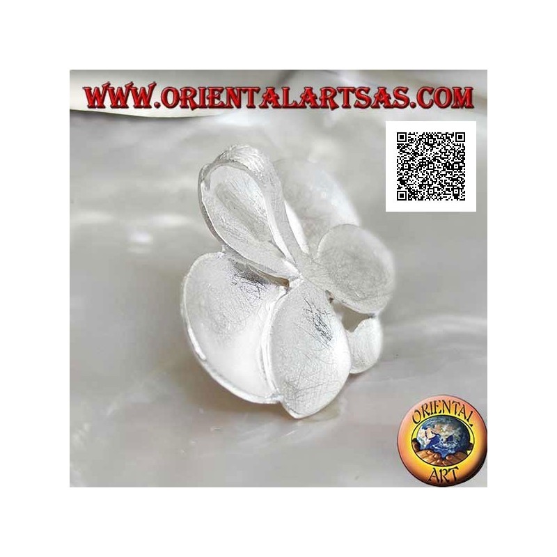 Silver pendant in the shape of 2 overlapping satin clovers with a central white pearl