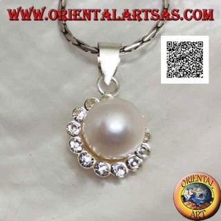 Colgante flor de plata con una perla blanca central rodeada de pequeñas circonitas blancas