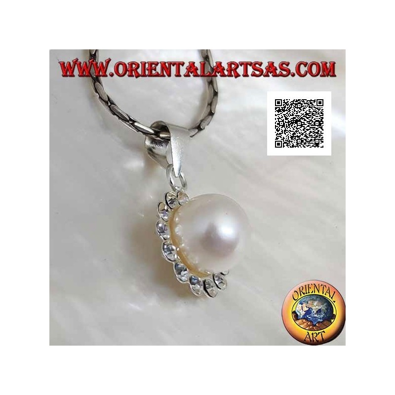 Pendentif fleur en argent avec une perle blanche centrale entourée de petits zircons blancs