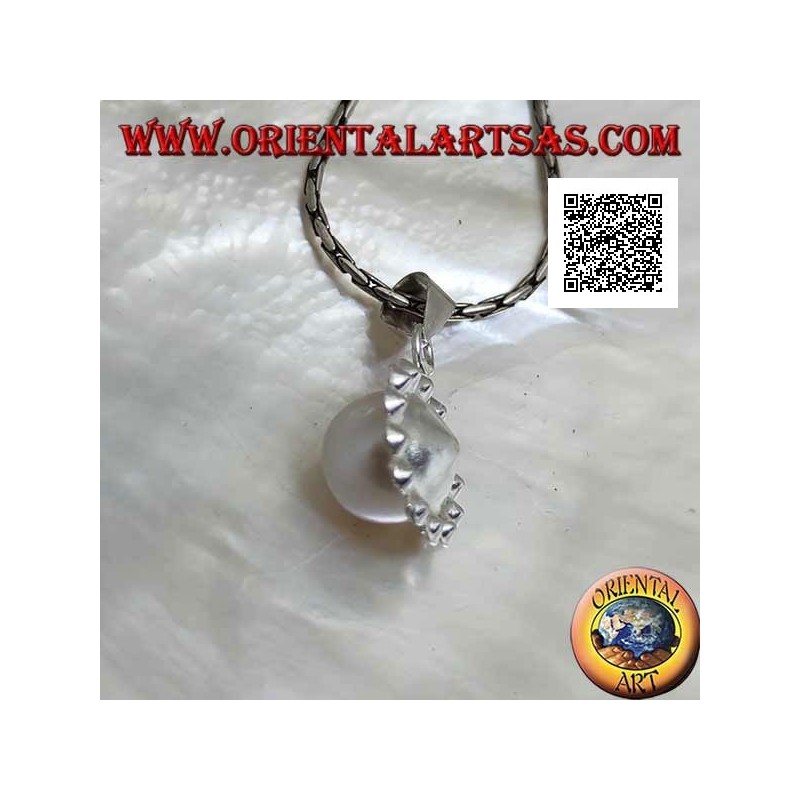 Colgante flor de plata con una perla blanca central rodeada de pequeñas circonitas blancas