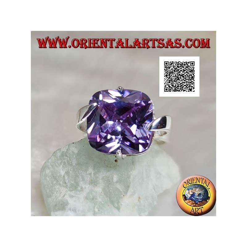 Bague en argent rhodié avec zircon carré clair couleur améthyste accroché au centre des côtés