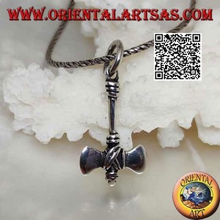 Colgante de plata en forma de hacha doble de hombres primitivos