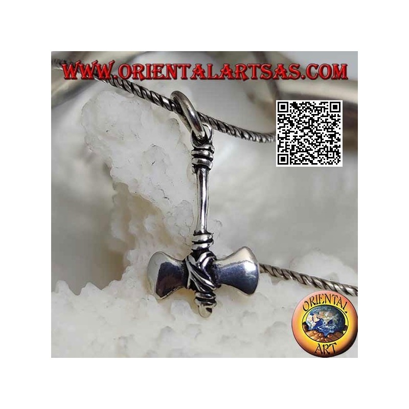Colgante de plata en forma de hacha doble de hombres primitivos