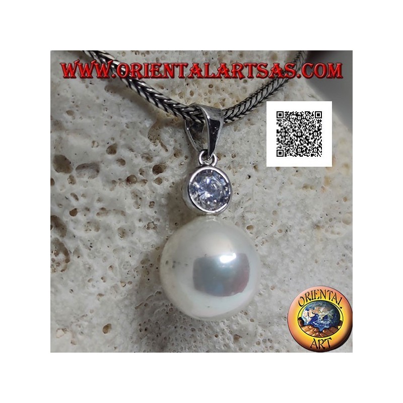 Ciondolo in argento perla bianca con zircone tondo sfaccettato sopra