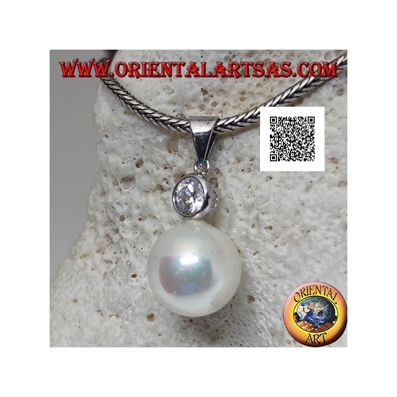 Ciondolo in argento perla bianca con zircone tondo sfaccettato sopra