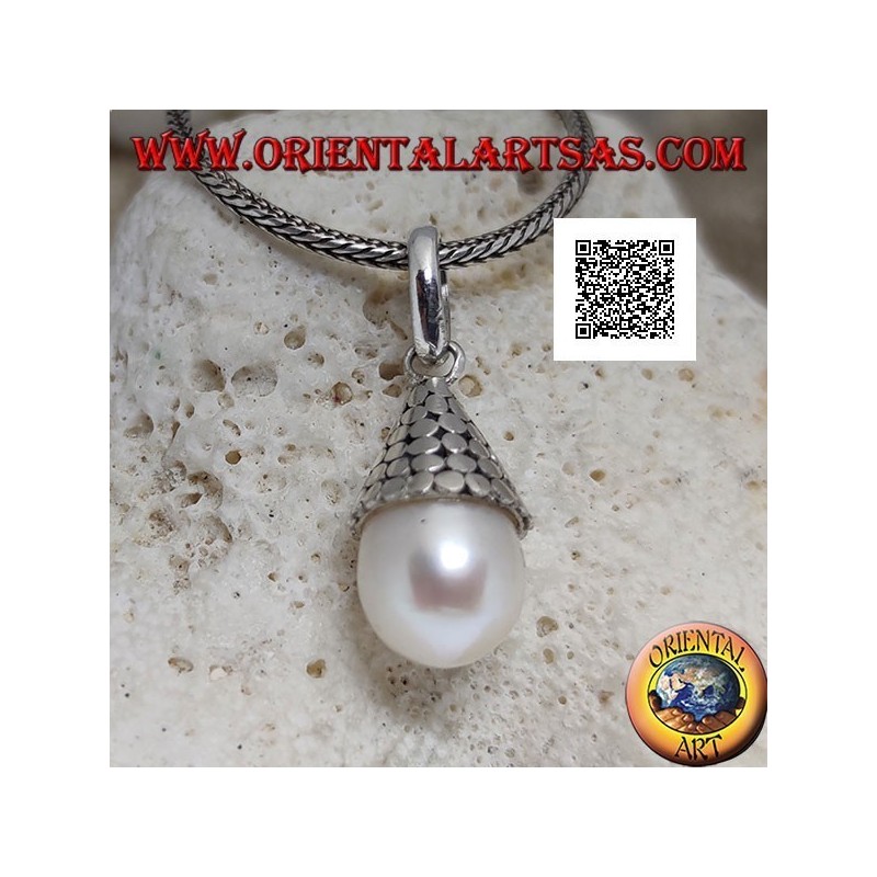Pendentif en argent avec perle blanche avec chapeau conique de disques lisses