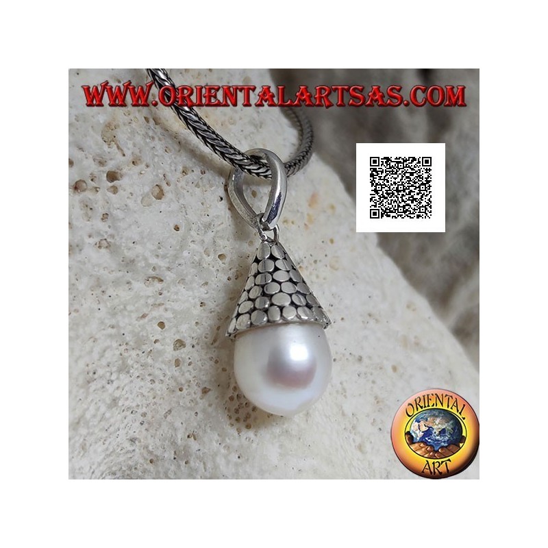Colgante de plata con perla blanca con sombrero cónico de discos lisos