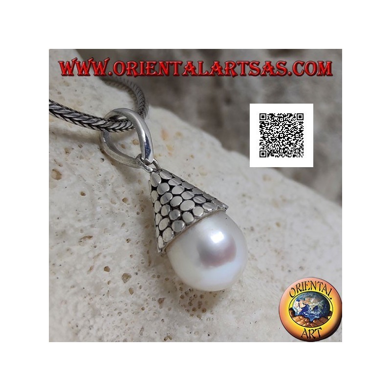 Colgante de plata con perla blanca con sombrero cónico de discos lisos