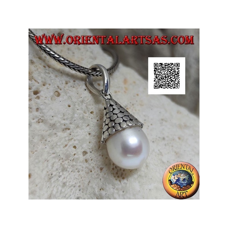 Colgante de plata con perla blanca con sombrero cónico de discos lisos