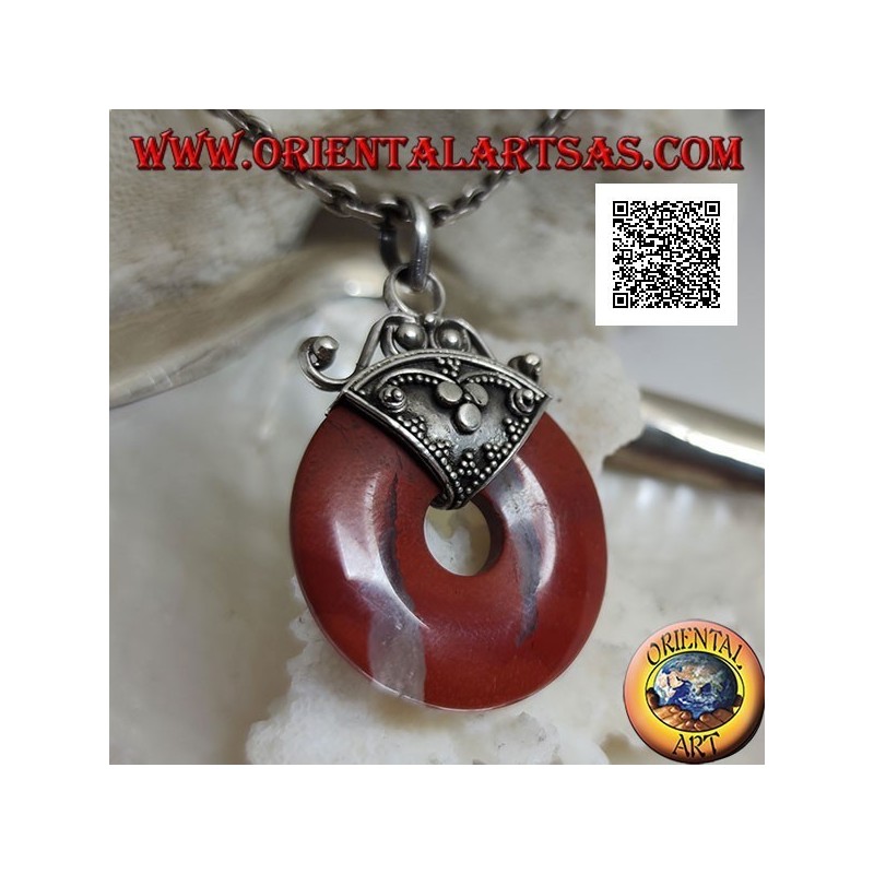 Pendentif en jaspe rouge en forme de beignet de 28 mm. avec crochet décoré en bas-relief argenté