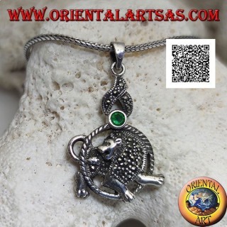 Ciondolo in argento a forma di leone nel cerchio con criniera e manto tempestati di marcassite e zircone verde sopra