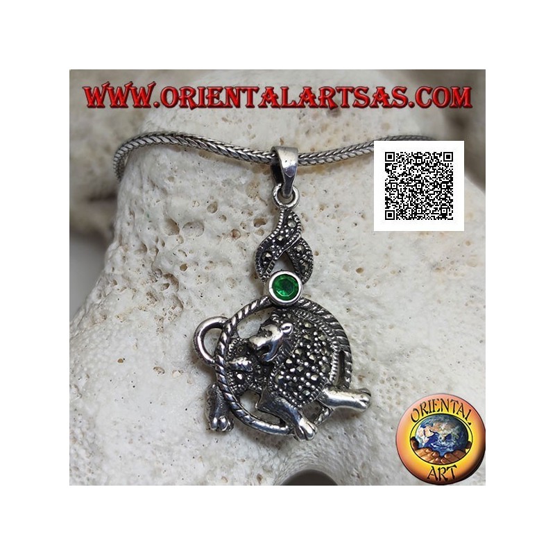 Ciondolo in argento a forma di leone nel cerchio con criniera e manto tempestati di marcassite e zircone verde sopra