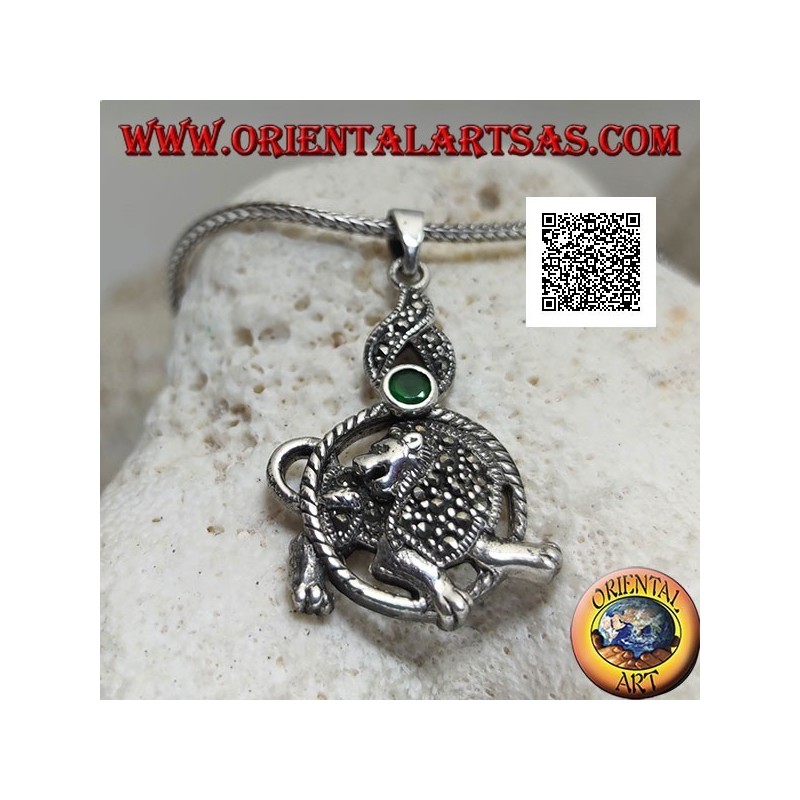 Ciondolo in argento a forma di leone nel cerchio con criniera e manto tempestati di marcassite e zircone verde sopra