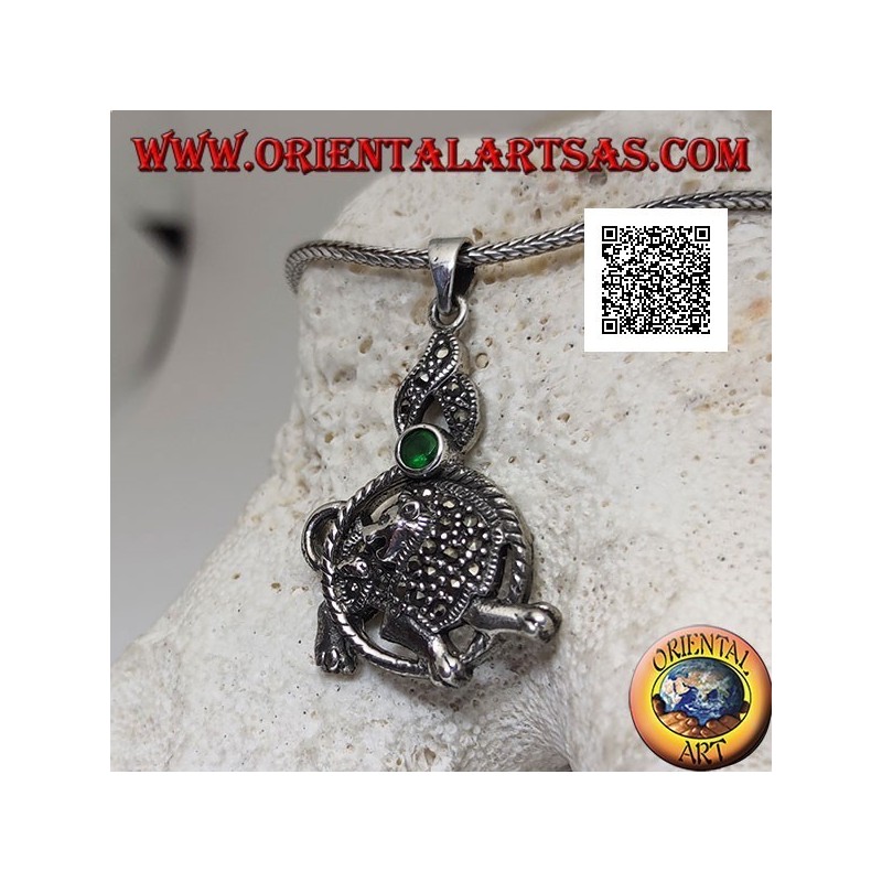 Pendentif en argent en forme de lion dans le cercle avec crinière et manteau parsemés de marcassite et de zircon vert dessus