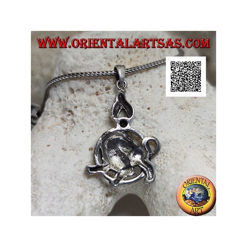 Pendentif en argent en forme de lion dans le cercle avec crinière et manteau parsemés de marcassite et de zircon vert dessus