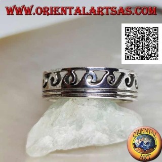 Anillo de plata tallado en ondas en dos líneas grabadas